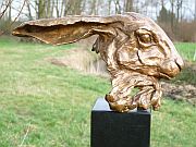 Hase-mijn naam is haas is een bronzen beeld van een hazekopje| bronzen beelden en tuinbeelden, figurative bronze sculptures van Jeanette Jansen |